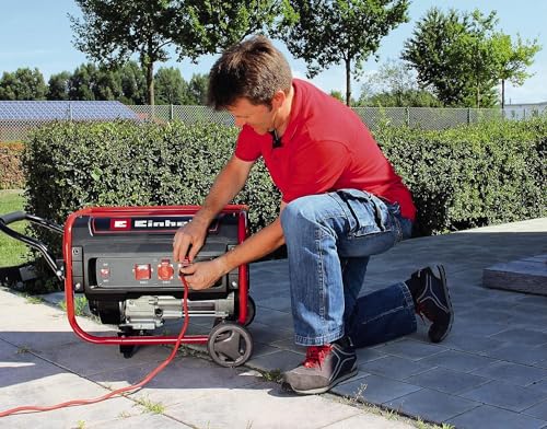Mann bedient Einhell Benzin Notstromaggregat